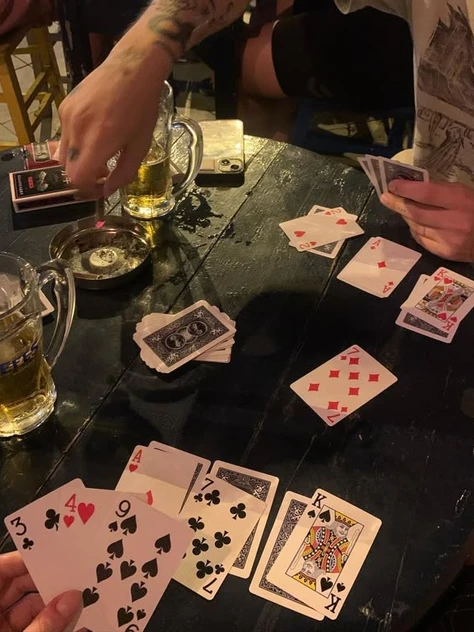 Pessoas se conectando em um jantar da Realmeet