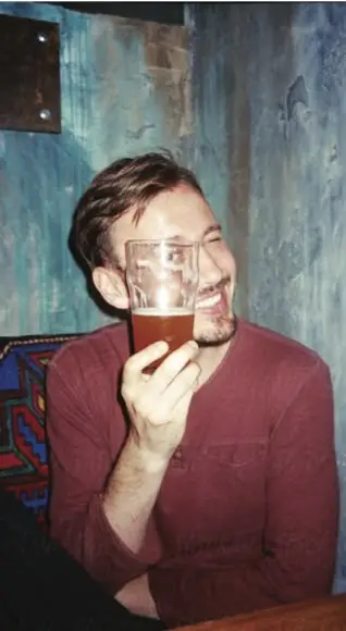 Pedro, 35 anos, sorrindo com cerveja