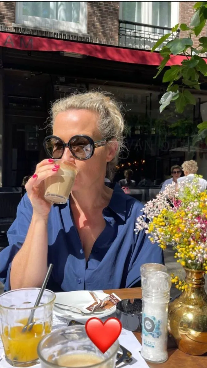 Ana Lúcia, 59 anos, com óculos escuros