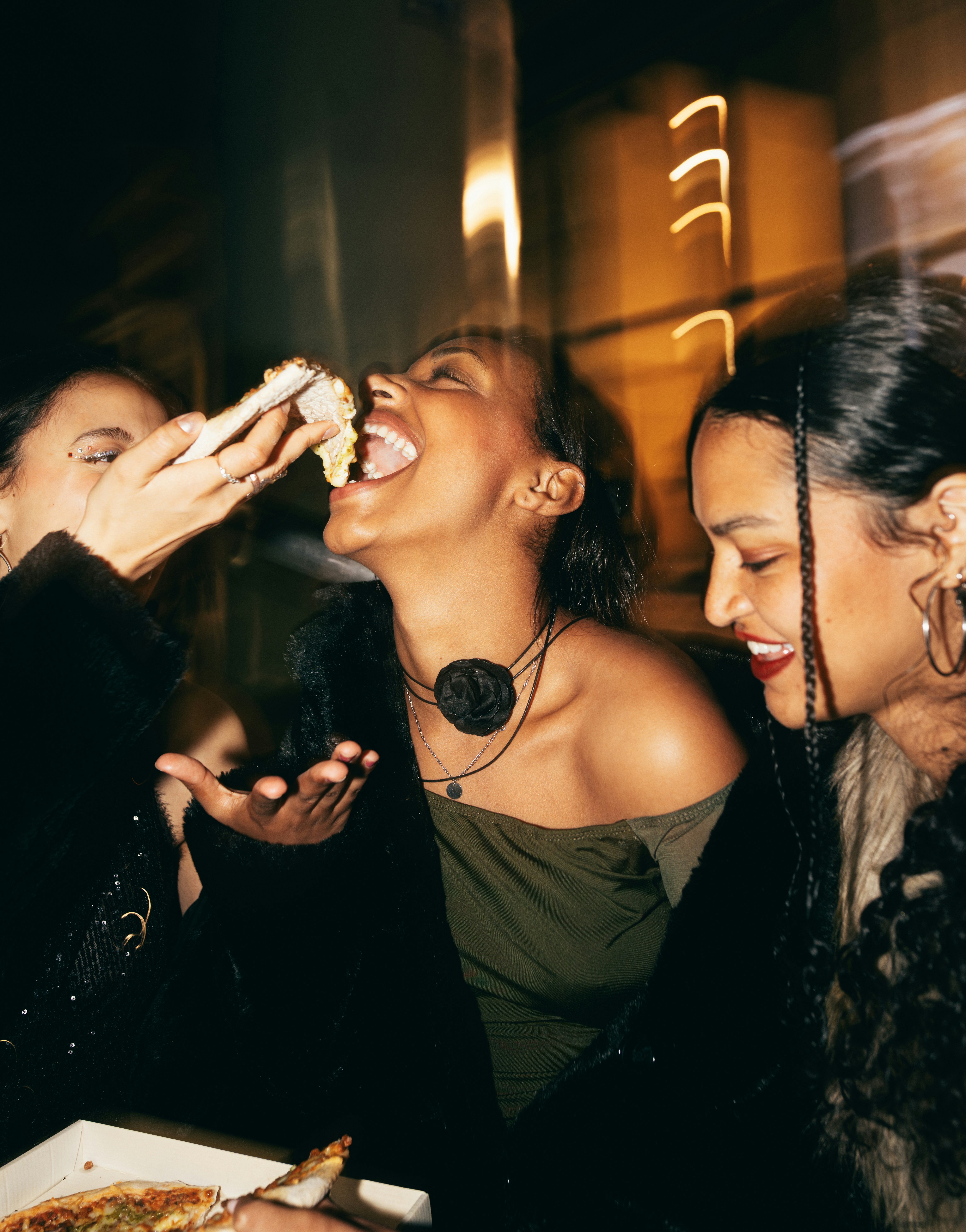 Pessoas conversando e se divertindo